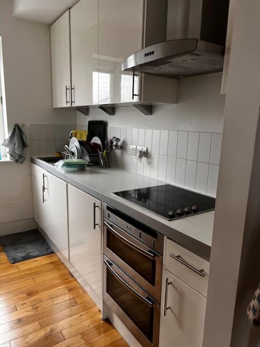 Central , Bright And Modern Flat Up To 4 People London Exteriör bild